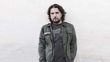 Ο Στάθης Δρογώσης τραγουδά "Πριν σβήσουν τα φώτα"