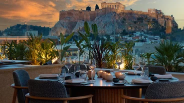 WHISPERS: Το "Amalia Hotel Athens" απέκτησε το rooftop  που του αξίζει