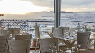 Video walkthrough: H Ναταλία Δραγούμη για εκλεκτή ψαροφαγία και μαγική θέα στο "Μπαλκόνι στις Κυκλάδες"