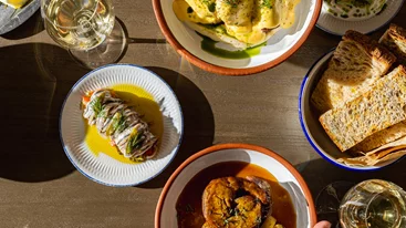 Το πιο δημοφιλές μεζεδοπωλείο της Αθήνας κλείνει έναν χρόνο λειτουργίας και το γιορτάζει