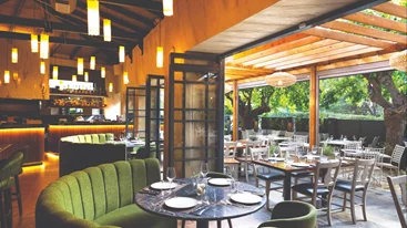 "Wood": Μια κομψή αυλή για καρνιβορικές απολαύσεις