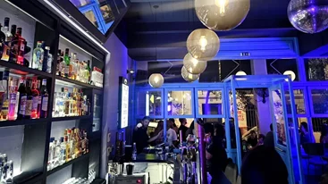 Hype, DJ sets και μωβ φως στο Ανκόρ Μπαρ των Εξαρχείων