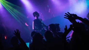 Decius: Διονυσιακό dance ξεφάντωμα σ' ένα κατάμεστο 'An Club'