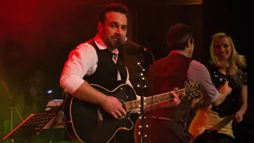 Ο Δώρος Δημοσθένους κάνει ποδαρικό στη νέα χρονιά τραγουδώντας Elvis Presley