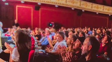 Σσσς… Η παράσταση αρχίζει! (Αλλά η πλατεία ξεχνάει το ρόλο της)