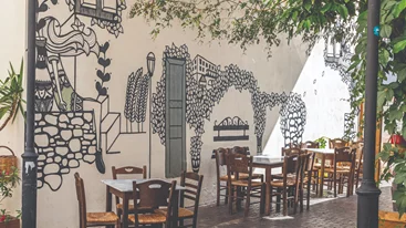 Στη ''Σουρτούκω'' για μεζέδες της παρέας που γυρίζουν την Ελλάδα