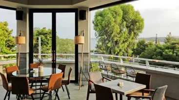 «Swell»: Κυματίζοντας στη Βουλιαγμένη 