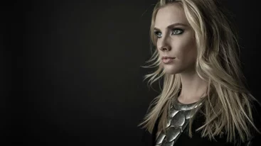 Anna Reusch: Μία ξανθιά παίζει αδυσώπητη techno