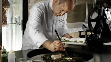 Τι κάνει ένας βραβευμένος σεφ στο Κολωνάκι;