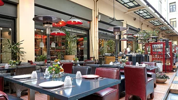 Ένα κοσμοπολίτικο μπιζουδάκι  στη Στοά Σπυρομήλιου