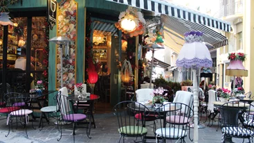 Oδός Πετράκη: Φαγητό, ποτό και βόλτα σ' έναν λιλιπούτειο πεζόδρομο