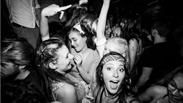 «Τα κορίτσια ξενυχτάνε» με γαλλικό στριπτίζ, girly μουσικές και πάρτι μέχρι το πρωί