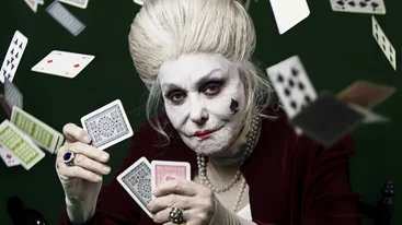 Ο Στάθης Λιβαθινός σκηνοθετεί και η Μπέττυ Αρβανίτη ενσαρκώνει τη "Ντάμα Πίκα" του Πούσκιν