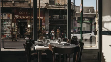 Κι όμως, υπάρχουν ακόμη τίμιες ταβέρνες στου Ψυρρή