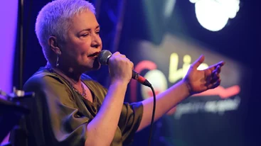 Η Μελίνα Κανά υπενθυμίζει πως η μουσική που γεννιέται από αλήθεια δεν παλιώνει