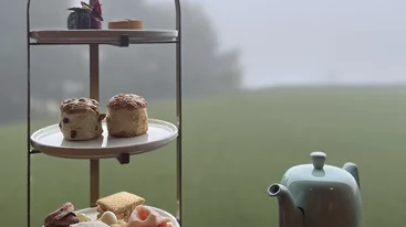 Γιατί το Afternoon Tea στο βουνό είναι μια τελετουργία που σε απογειώνει