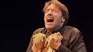 "Βροχή τα βέλη" με τον Στράτο Τζώρτζογλου: μια εξομολόγηση στη σκηνή