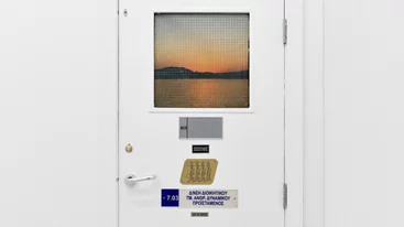 Η Ελένη Παπάζογλου αποκαλύπτει όλα όσα συνήθως μένουν στη σκιά ενός καλλιτεχνικού στούντιο