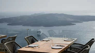 Μια γαστρονομική βραδιά, απευθείας από τη Σαντορίνη: Ένα από τα καλύτερα εστιατόρια του νησιού σερβίρει στη Γλυφάδα