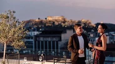 "Titania Hotel": Γιορτινές γεύσεις με θέα στην Ακρόπολη