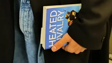 Το βιβλίο της σειράς-φαινόμενο, Heated Rivalry, μεταφράζεται στα ελληνικά