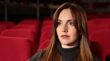 "Η πρόοδος είναι η ελευθερία επιλογών" – Η Αικατερίνη Παπαγεωργίου μιλά για θέατρο και ζωή