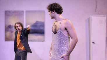 4 θεατρικές παραστάσεις σήκωσαν ξανά αυλαία αυτή την εβδομάδα