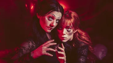 Τζούλη Τσόλκα & Φιλίππα Κουτούπα: "Το "Evelyn Evelyn" είναι μια ιστορία για το δικαίωμα να είσαι ο εαυτός σου"