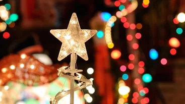 Το Σύνταγμα φωτίζεται για τα Χριστούγεννα