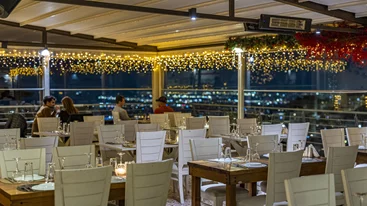 "Μπαλκόνι στις Κυκλάδες": Γιορτές με καλό φαγητό κι απεριόριστη θέα