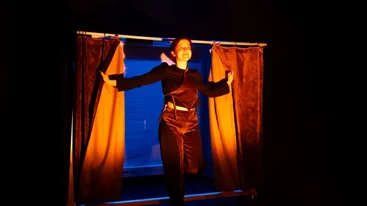 Mετά τα περσινά sold out, η "Αφηγήτρια Ταινιών" επιστρέφει με νέο κύκλο παραστάσεων