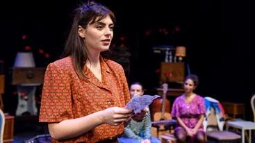 "Γιοι και κόρες": Η παράσταση που καθιέρωσε τον Γιάννη Καλαβριανό συνεχίζεται