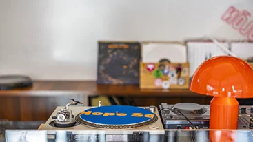 Η Αθήνα την ακούει: Τα Hi Fi bars και τα listening σποτ τρέχουν τη φάση