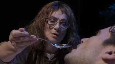 "Misery": Αποκλειστικές φωτογραφίες από το ψυχολογικό θρίλερ με Κομνηνού-Ροϊλό