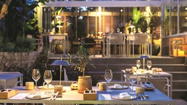 Zohos: Κυριακάτικο τραπέζι κάθε μέρα στον μυστικό κήπο της Πλάκας