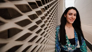 Τι σκέφτεται η Έμιλυ Λουΐζου όσο ο χρόνος μετρά αντίστροφα στο "Tick, Tick… Boom!;"