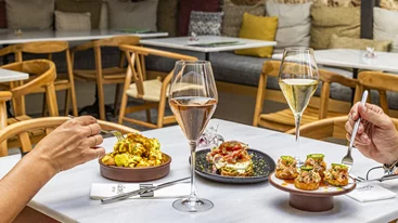 To 'Kalimeres Bistro' στρέφει τα φώτα στου Ψυρρή