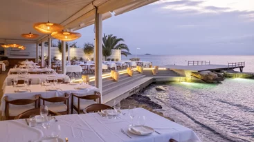 Τα εστιατόρια της αθηναϊκής παραλίας που σερβίρουν βραβευμένη γεύση