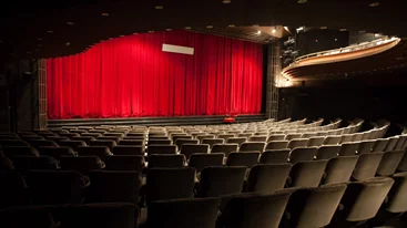 Ρολά κατεβάζουν τα θέατρα: Η απεργία των ηθοποιών φέρνει ξανά στο προσκήνιο τα άλυτα αιτήματα