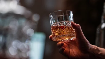 Σε ένα πανέμορφο αθηναϊκό νεοκλασικό, δοκιμάζεις σήμερα και αύριο premium ουίσκι και ρούμι