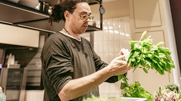 Πώς ο Χρόνης Δαμαλάς άφησε τα high end εστιατόρια για να μαγειρέψει στους Αμπελοκήπους