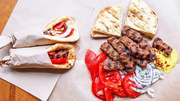 Στη Βαρβάκειο παίζει κορυφαίο σουτζουκάκι (και σουβλάκι)