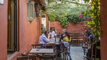 Στάσεις για δυο κουβέντες και κάτι να τσιμπολογήσεις μετά μουσικής στον Βοτανικό