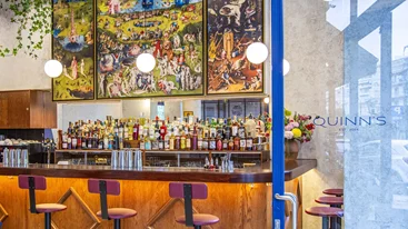 Γιατί το μπαρ 'Quinn's' στα Ιλίσια είναι τόσο δημοφιλές;