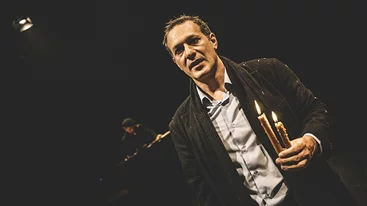 Χριστούγεννα με Παπαδιαμάντη: Ο Θανάσης Σαράντος επιστρέφει με τον "Αμερικάνο"