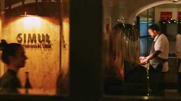 Το Simul κάνει πάρτι για τα 10 του χρόνια, με burgers και βραβευμένα cocktails