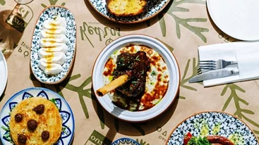 Η φρέσκια ταβέρνα που σερβίρει ιστορίες ελληνικής γεύσης στη Λυκόβρυση