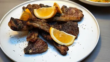 Στην κουλ γαστροταβέρνα του Νέου Κόσμου για φιλέτο προβατίνας και λευκό Negroni με χαμομήλι