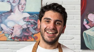 Ο Μάνος Σαρρής στην κουζίνα του "Kobra"