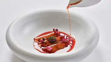 Το Πιάτο της Εβδομάδας: Γαρίδα μαρινέ με πέπλο από σμέουρα στο 'Tudor Hall'